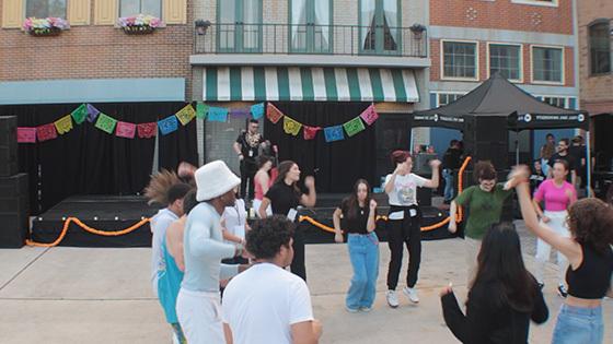 在满帆外景场地举办的拉丁音乐节上的集体舞蹈.